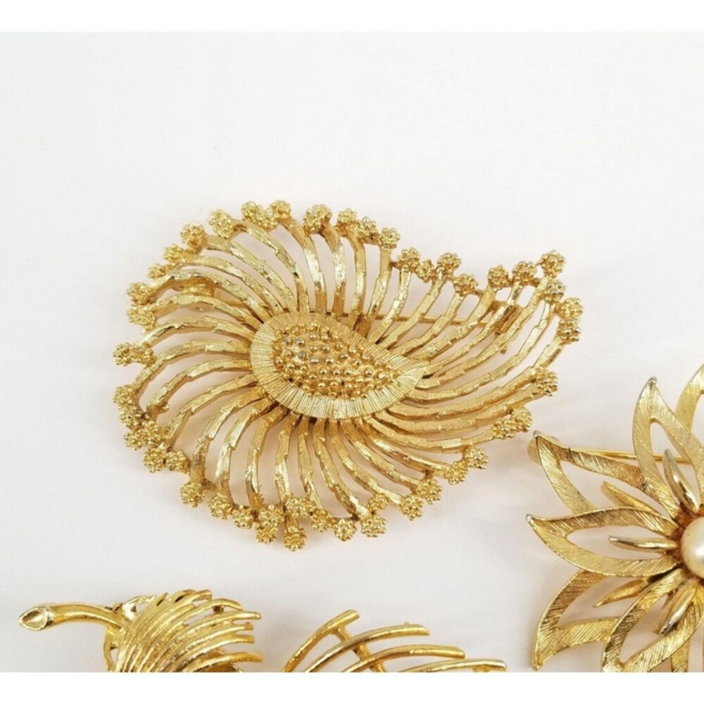 Vintage Lisner Gold-Tone Faux Pearl Floral Costume Brooch Assortment 52.1g - Picture 3 of 7